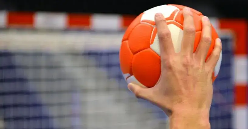 Zdjęcie Ile waży piłka do piłki ręcznej? Poznaj wagi dla różnych grup