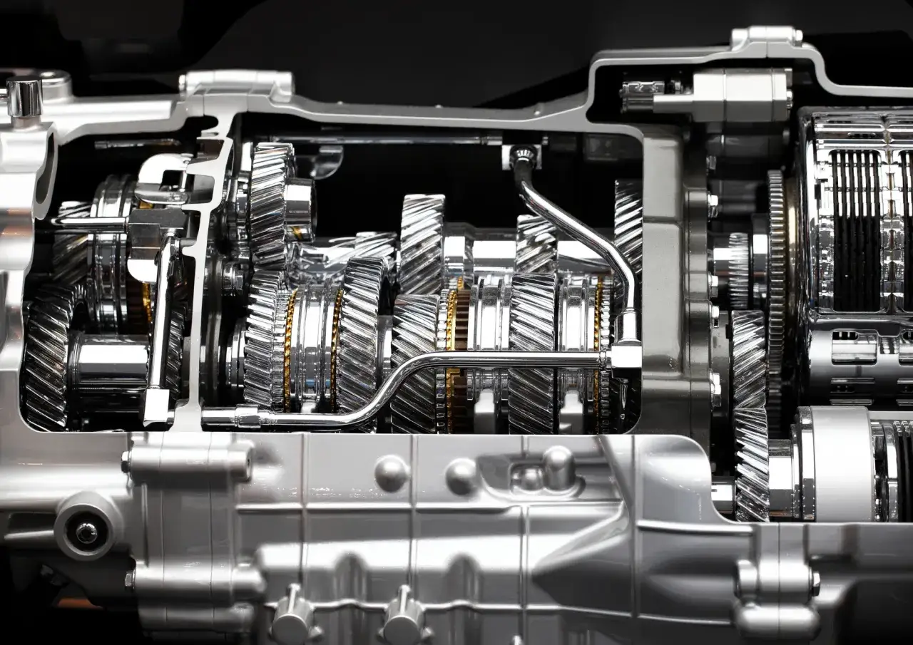 Widok przekładni samochodowej. Czy na wyłączonym silniku można zmieniać biegi bez sprzęgła? Zobacz, jak działają zębate koła.