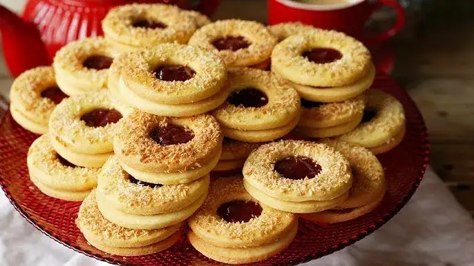 Ciastka kruche studzące się na kratce cukierniczej