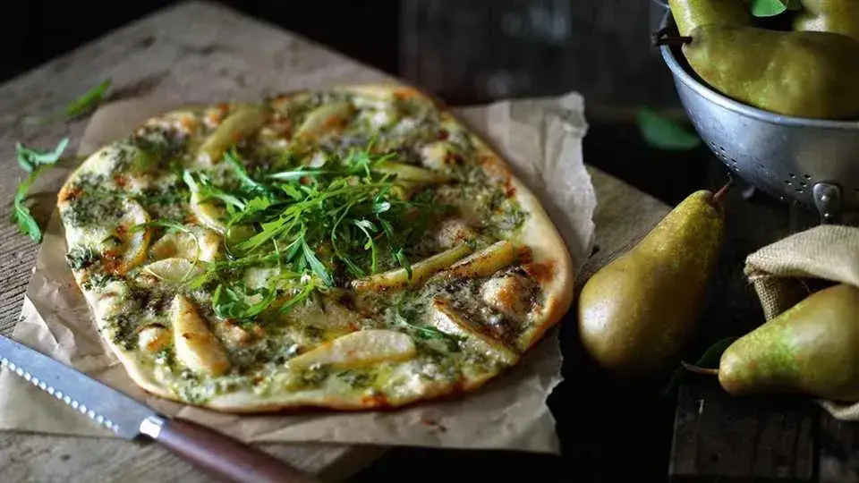 pizza z gruszką i serem pleśniowym