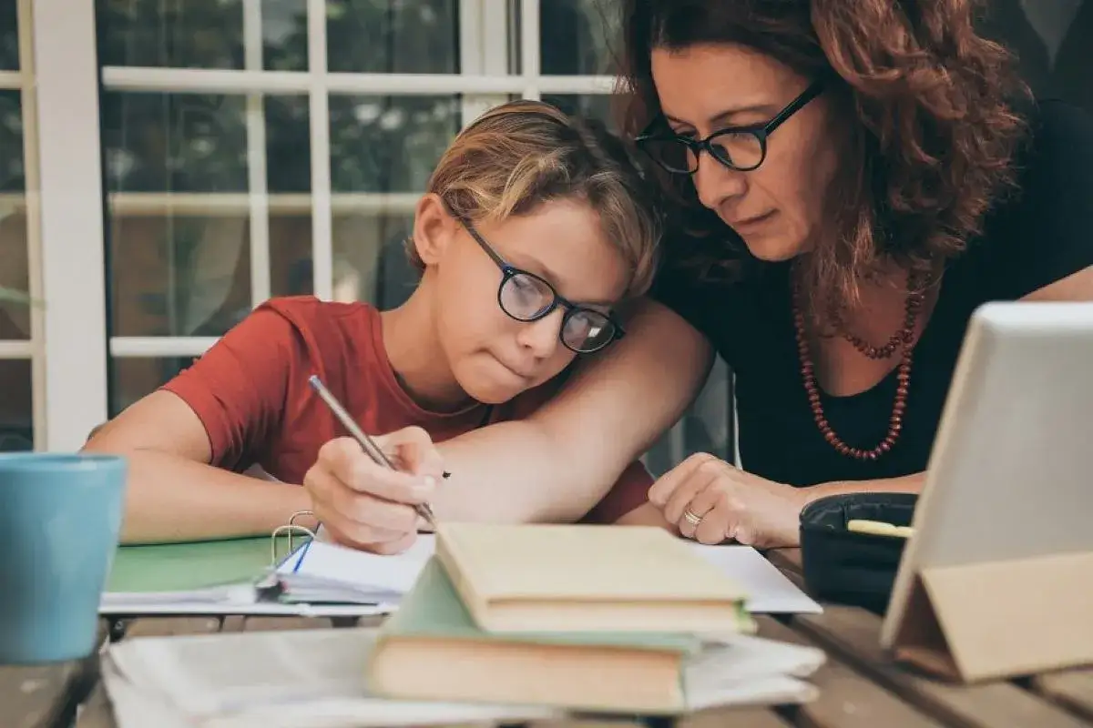 Mama pomaga synowi w nauce, pokazując, jak przejść na nauczanie domowe.