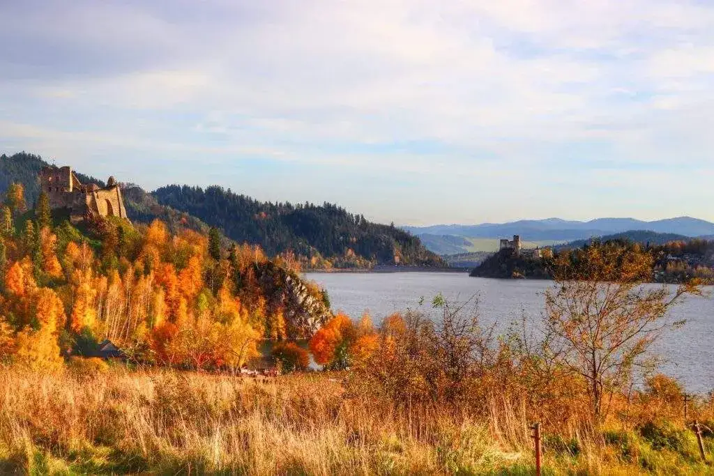 Jezioro Czorsztyńskie widok na zamek i g&oacute;ry