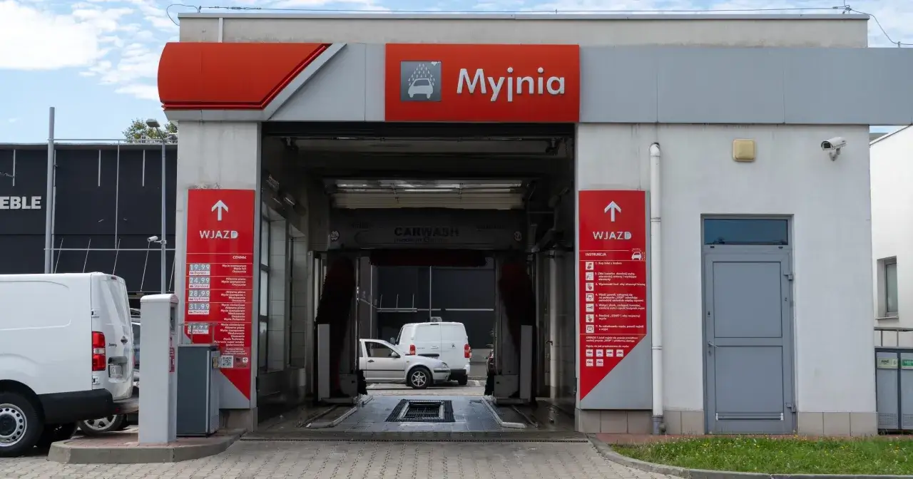Myjnia premium Orlen oferuje kompleksowe mycie pojazdów. Cennik zawiera różne pakiety, od Express po Perfect, z opcją woskowania.