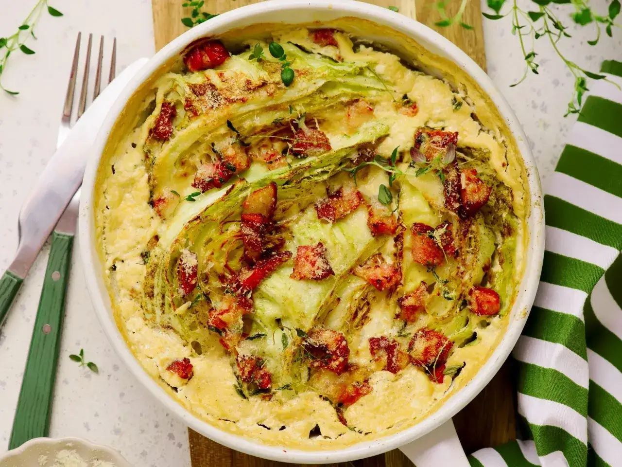 Zapiekanka z kapusty z boczkiem i serem. Świetny pomysł, co zrobić z ugotowanej kapusty, by zachwycić domowników.