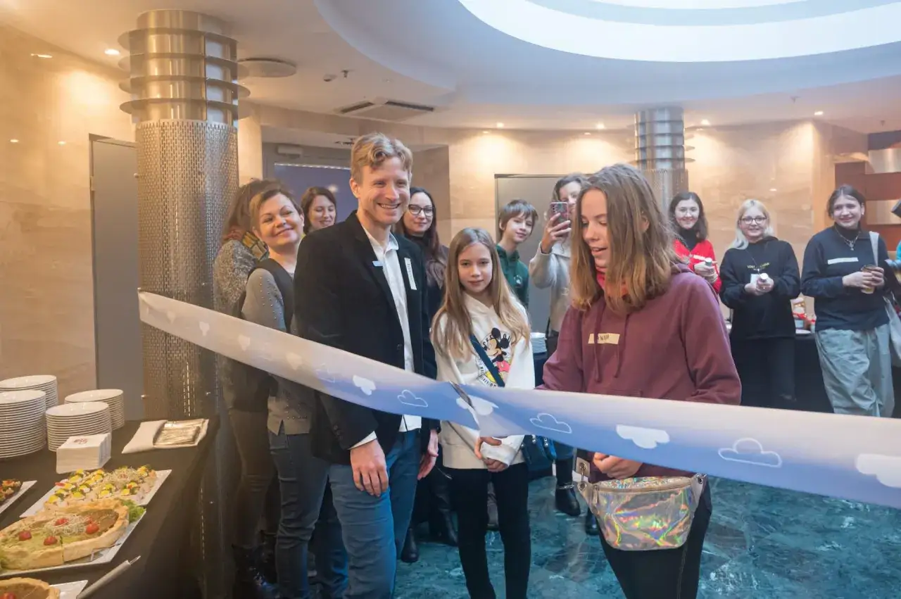 Wnętrze Centrum Spotkań Szkoły w Chmurze w Warszawie