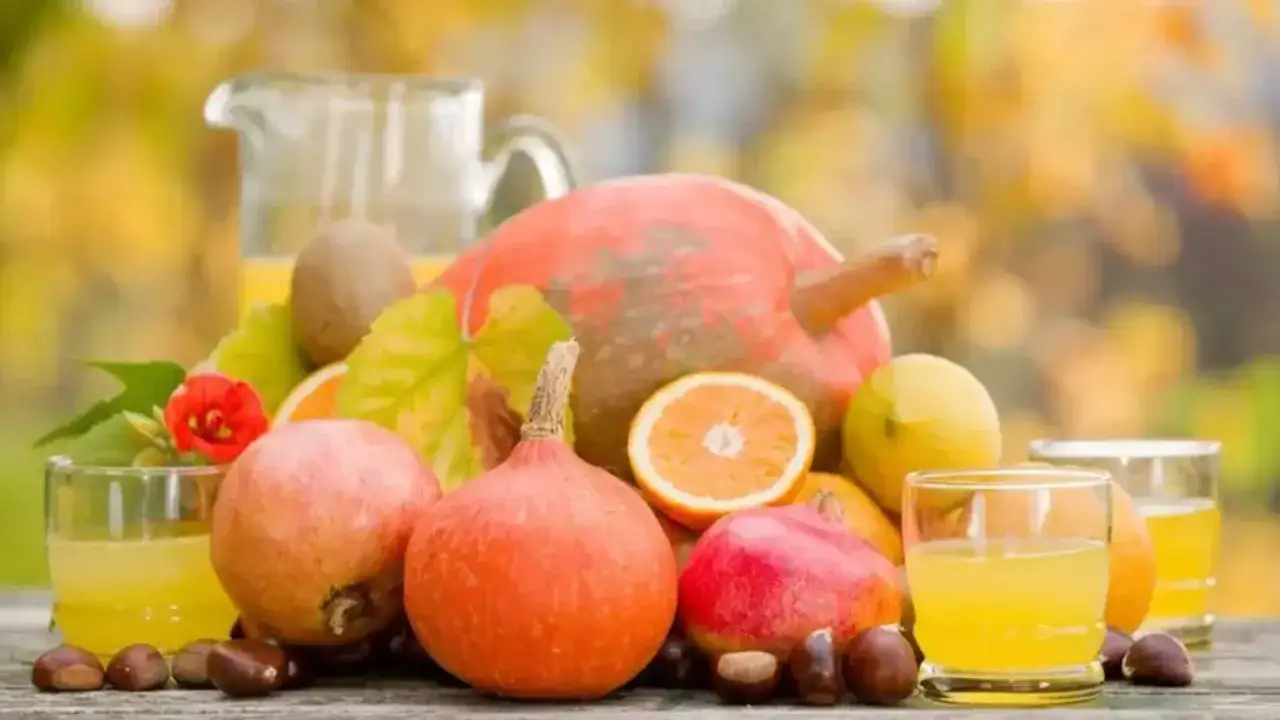 Jesienna kompozycja z dyniami, owocami i sokiem. Dynia właściwości zdrowotne to bogactwo witamin.