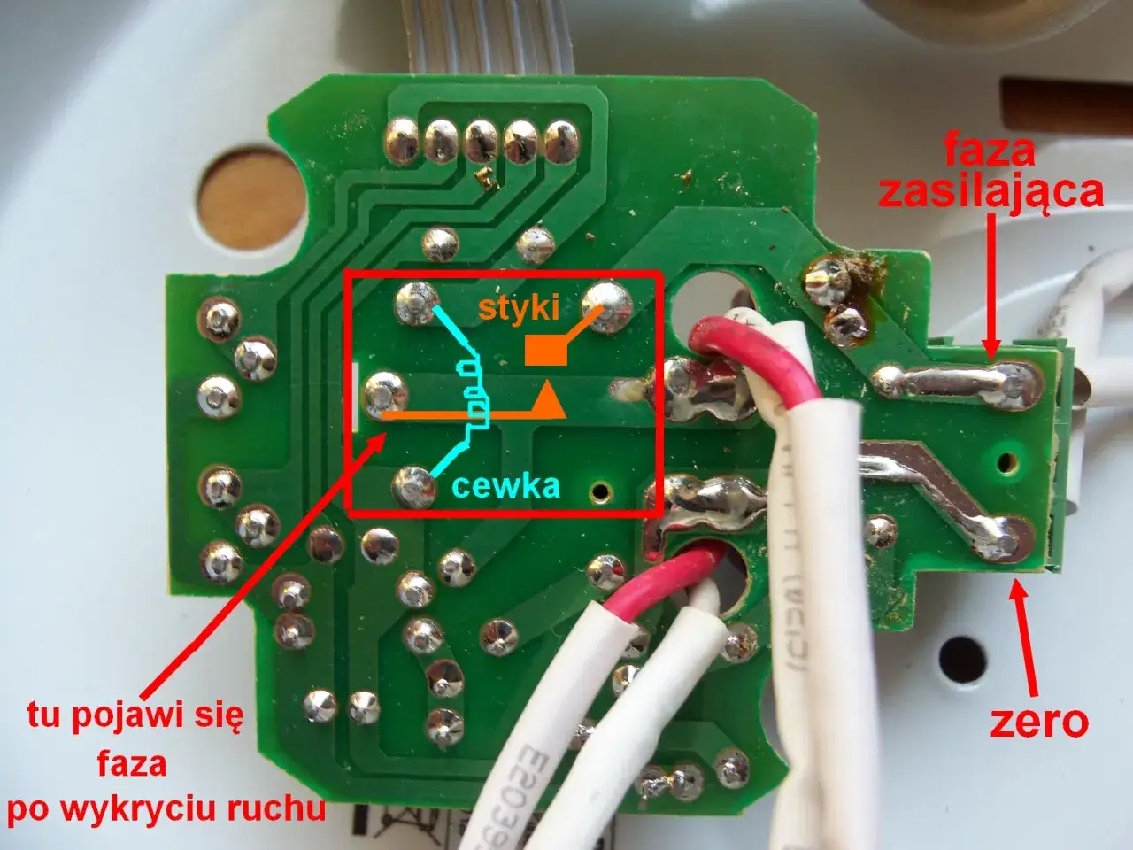 Płytka drukowana lampy led z czujnikiem ruchu. Widać cewkę, styki, fazę zasilającą i zero. Lampa nie świeci, bo faza nie pojawia się po wykryciu ruchu.