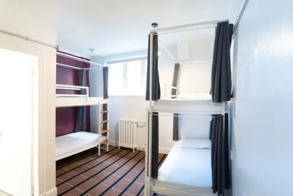 pok&oacute;j hotelowy vs dormitorium hostel