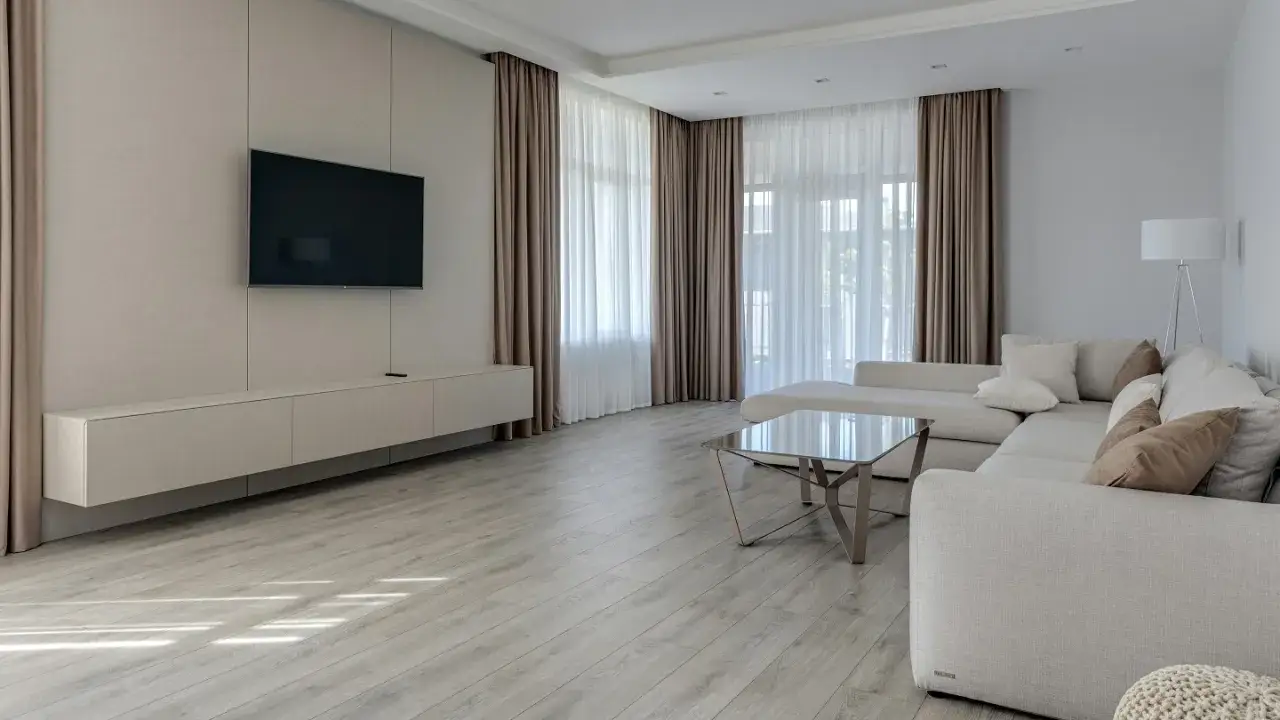 Zdjęcie Jak daleko telewizor od kanapy? Optymalna odległość dla komfortu