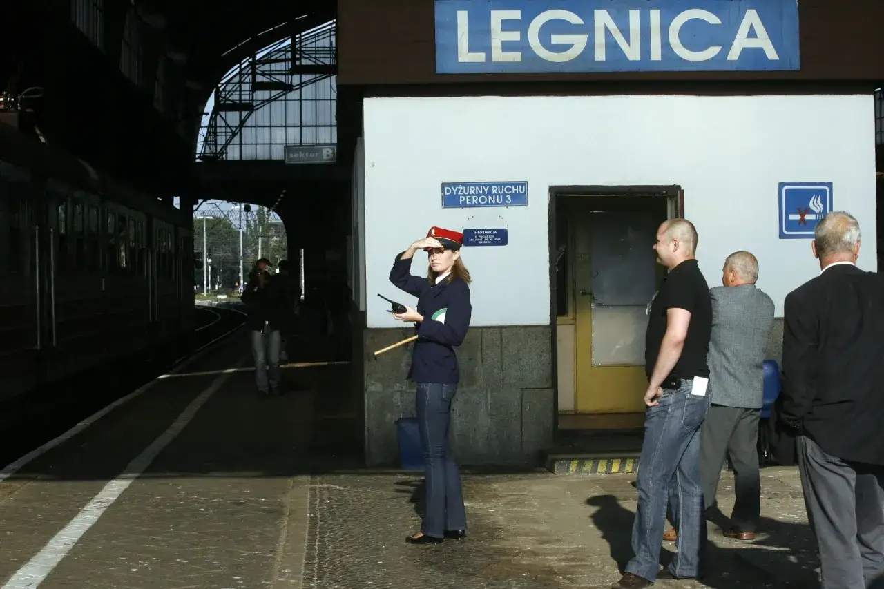 Kobieta w mundurze na peronie w Legnicy, być może to jej pierwszy dzień pracy, jak zostać konduktorem Intercity.