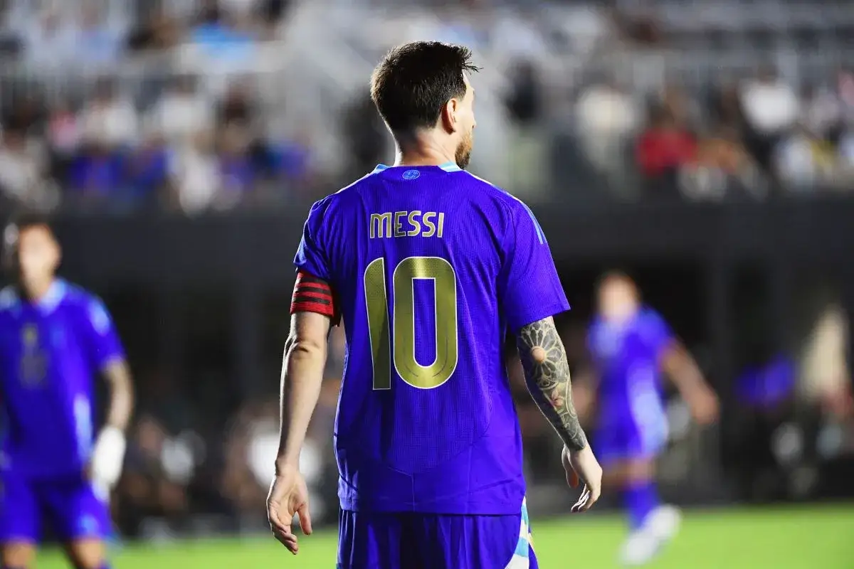 Messi, jeden z 100 najlepszych piłkarzy na świecie, w fioletowej koszulce z numerem 10.