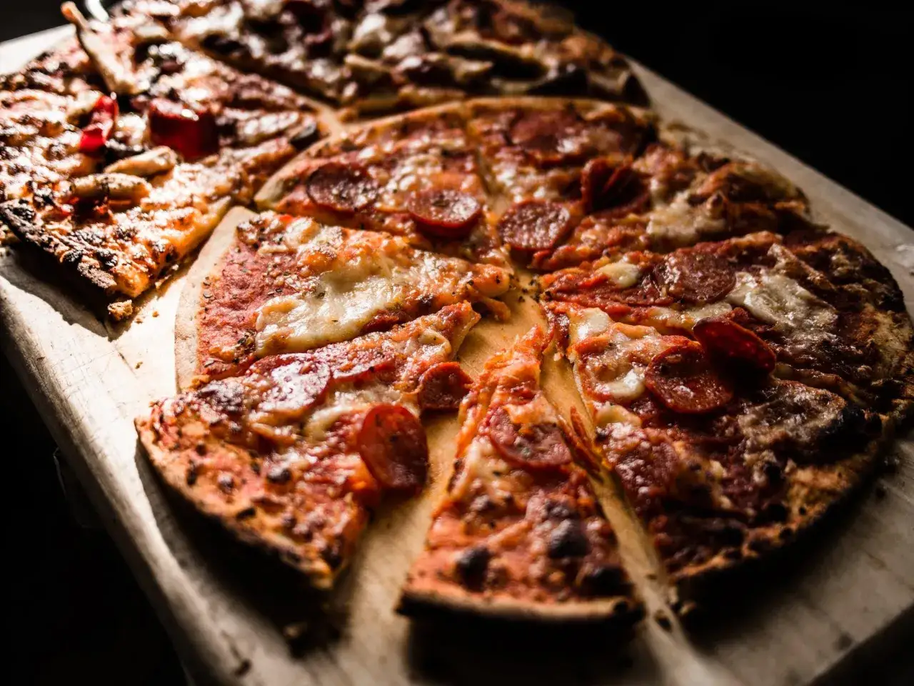 pizza cienkie grube ciasto porównanie