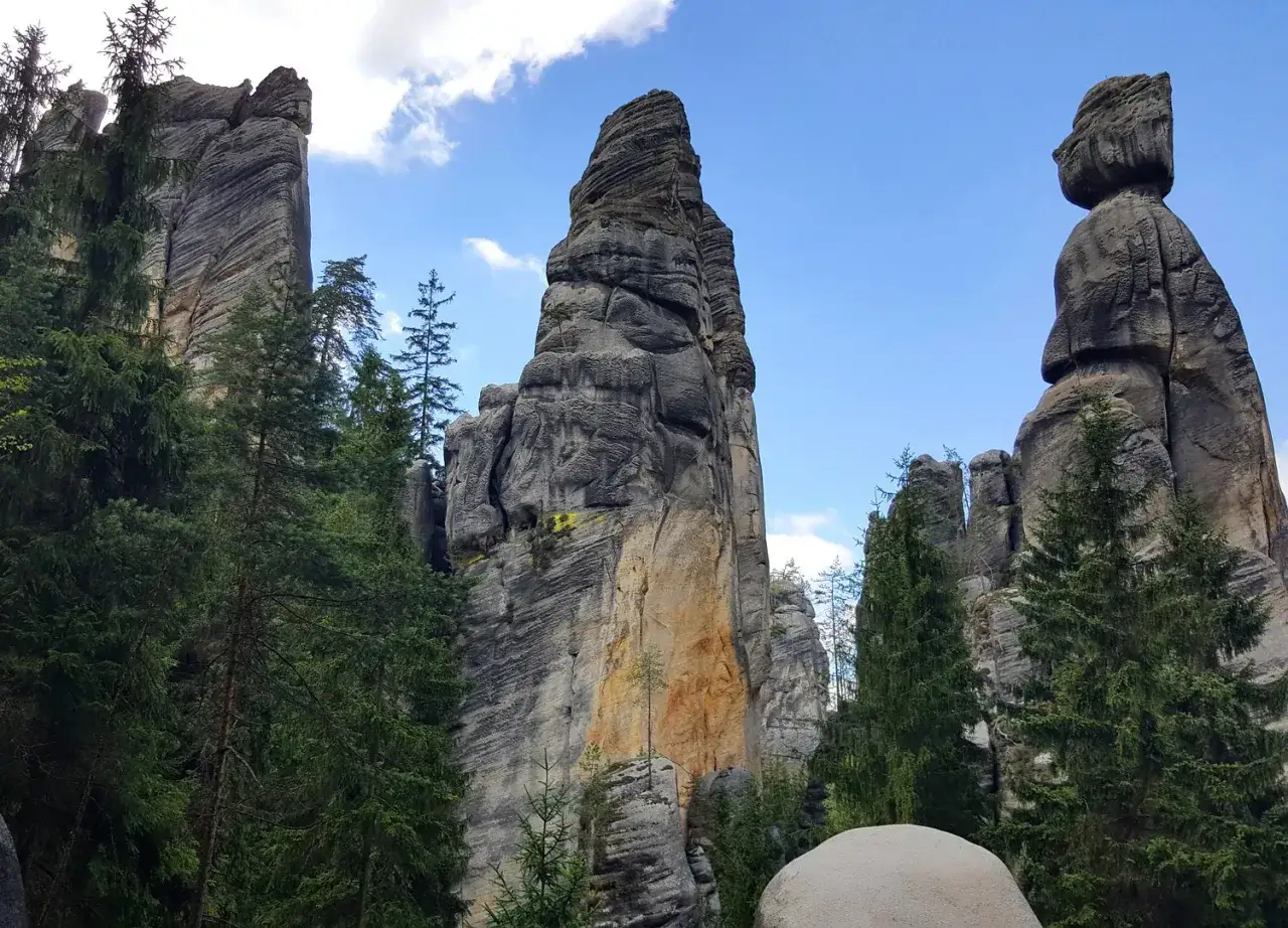 Skalny labirynt w Adrspach, niesamowite atrakcje w okolicy. Monumentalne formacje skalne i sosny pod błękitnym niebem.