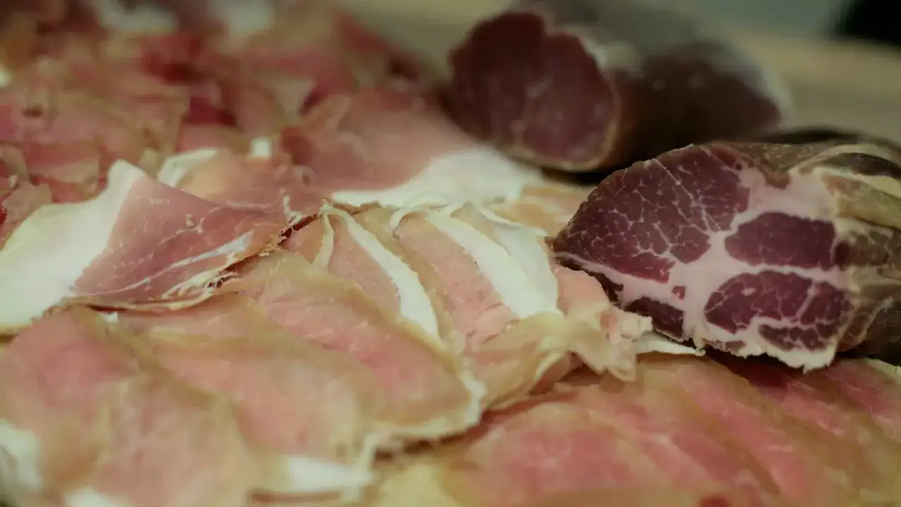 Zielonkawy połysk na wędlinie może oznaczać obecność bakterii. Czy można ją bezpiecznie zjeść? Zależy od rodzaju i stopnia zmiany.