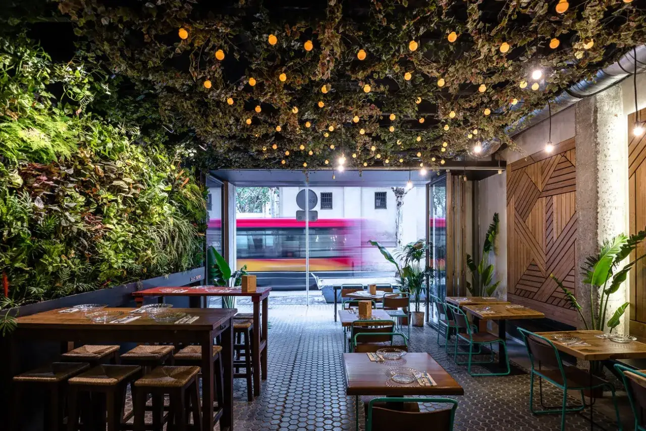 Interior acogedor y terraza de bar de tapas en Sevilla