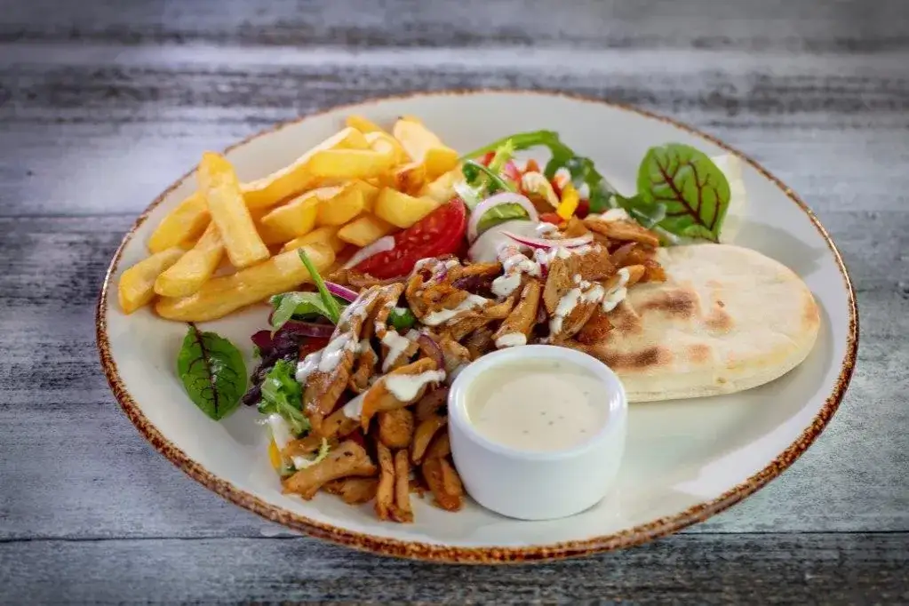 zdrowy wegetariański kebab z dużą ilością warzyw i lekkim sosem