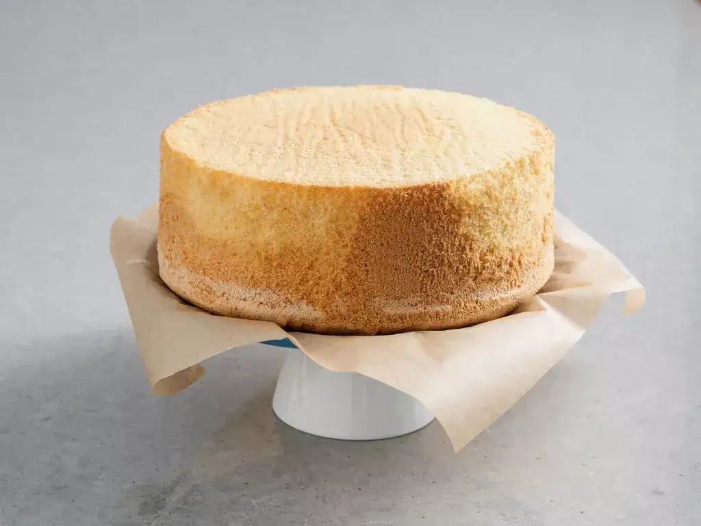 puszysty biszkopt do tortu przekrojony na blaty