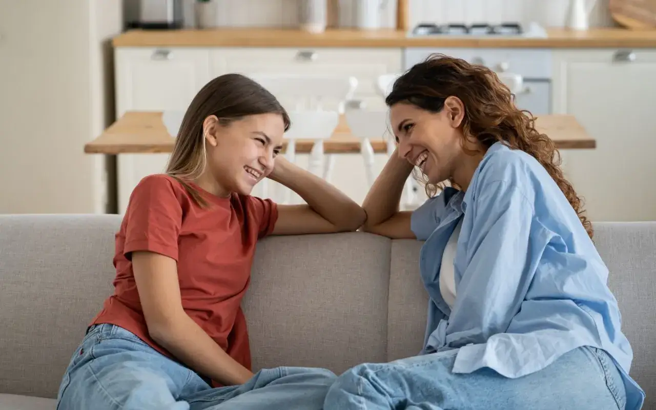 Rodzice rozmawiający z dzieckiem o seksualności, zaufanie, otwarta komunikacja
