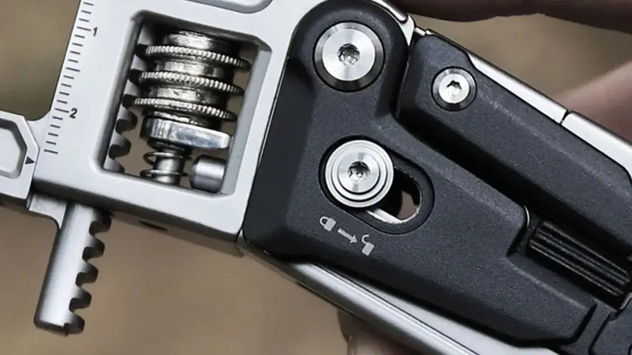 Zbliżenie na wielofunkcyjny scyzoryk, pokazujący jego mechanizm regulacji i blokady. Wiele funkcji scyzoryka w jednym narzędziu.