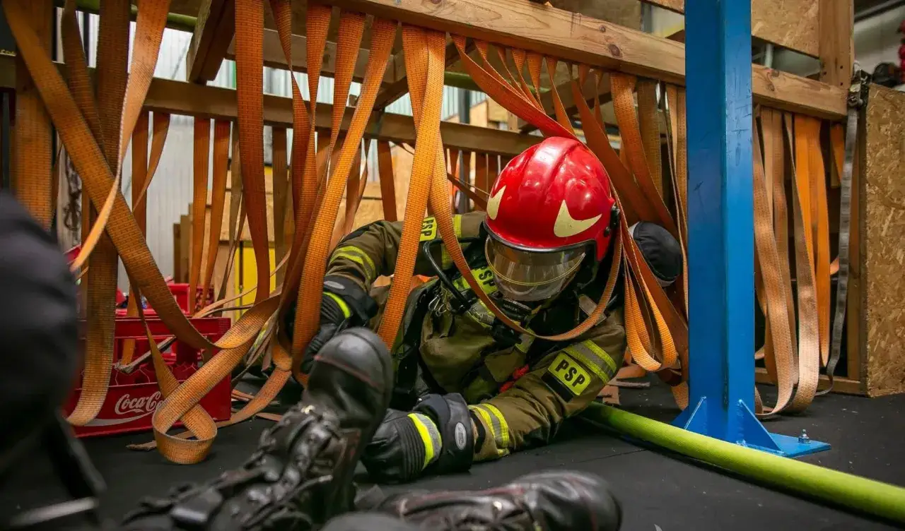 tor przeszk&oacute;d strażak