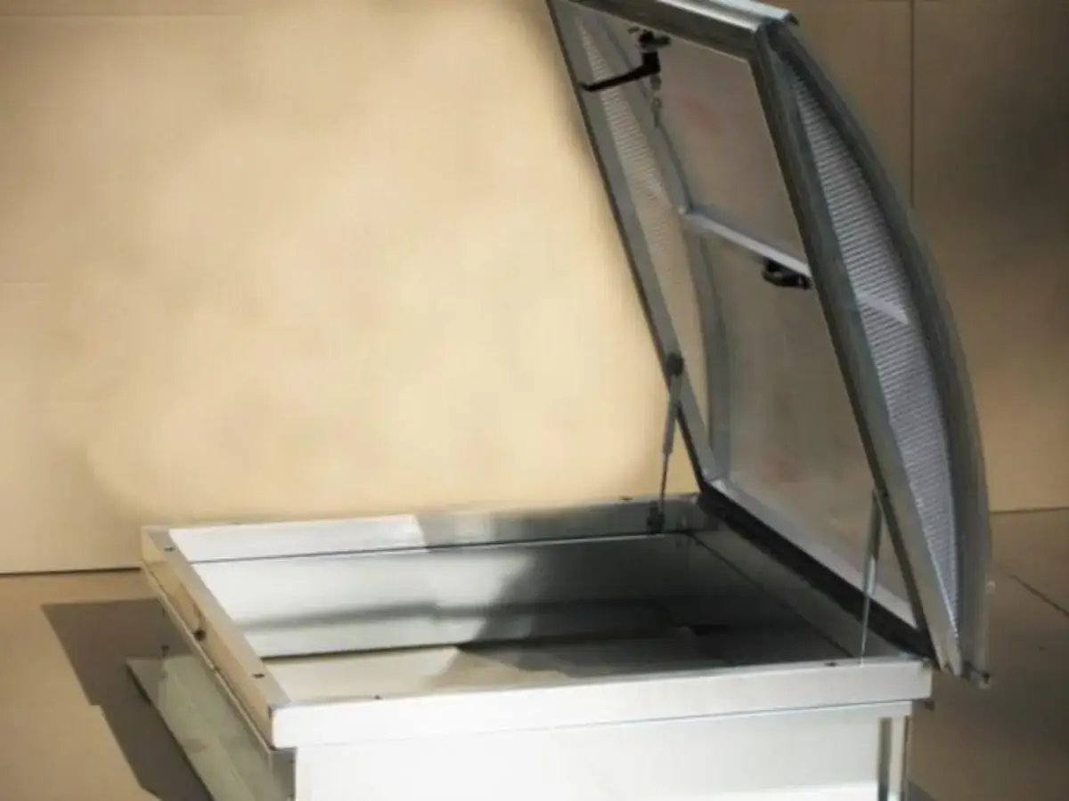 Otwarty wyłaz dachowy, metalowa konstrukcja z przezroczystym wypełnieniem. Sprawdź wyłaz dachowy wymiary dla swojego domu.