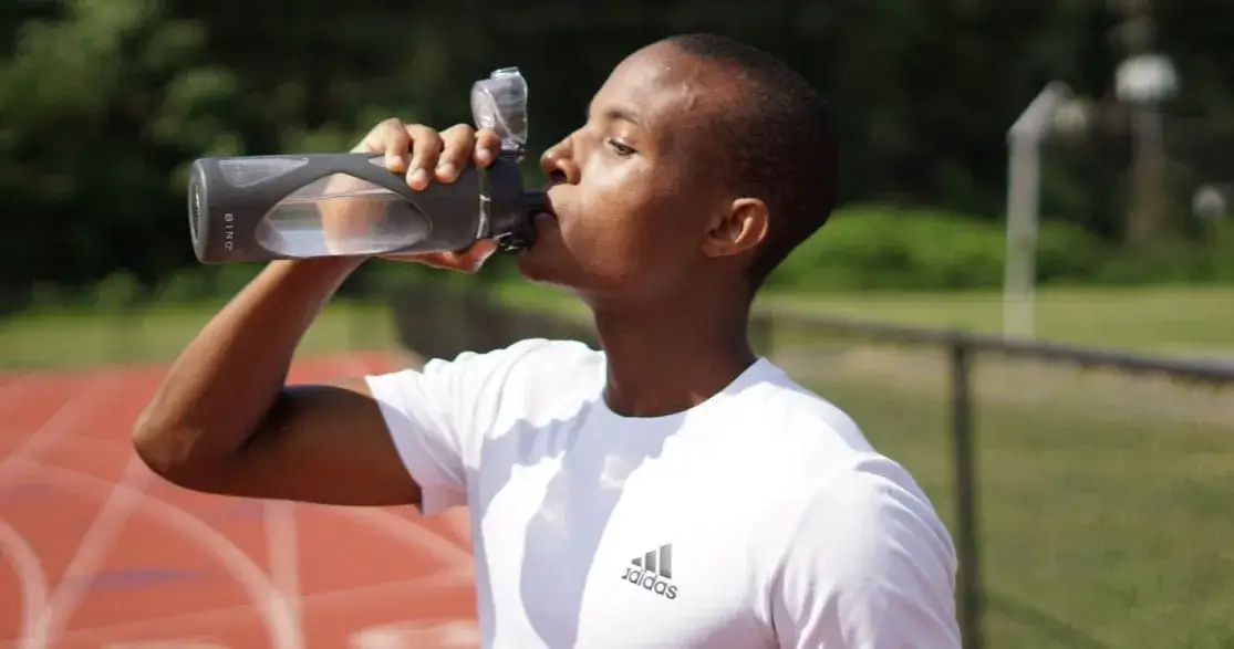 szklanka wody po treningu