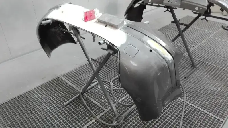 etapy lakierowania zderzaka samochodu