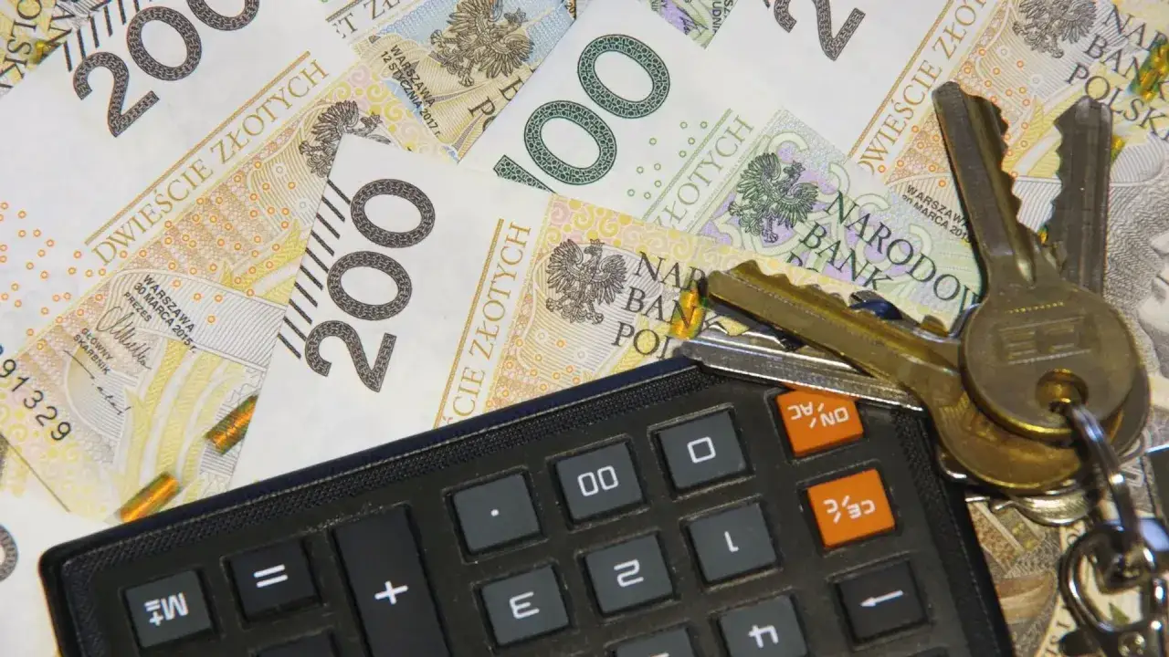 Klucze i kalkulator na banknotach 200 zł. Może to jest powód, dlaczego nigdy nie wygrasz w lotto – zamiast grać, kupujesz klucze do domu.