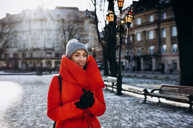Stylizacje z czerwoną kurtką puchową