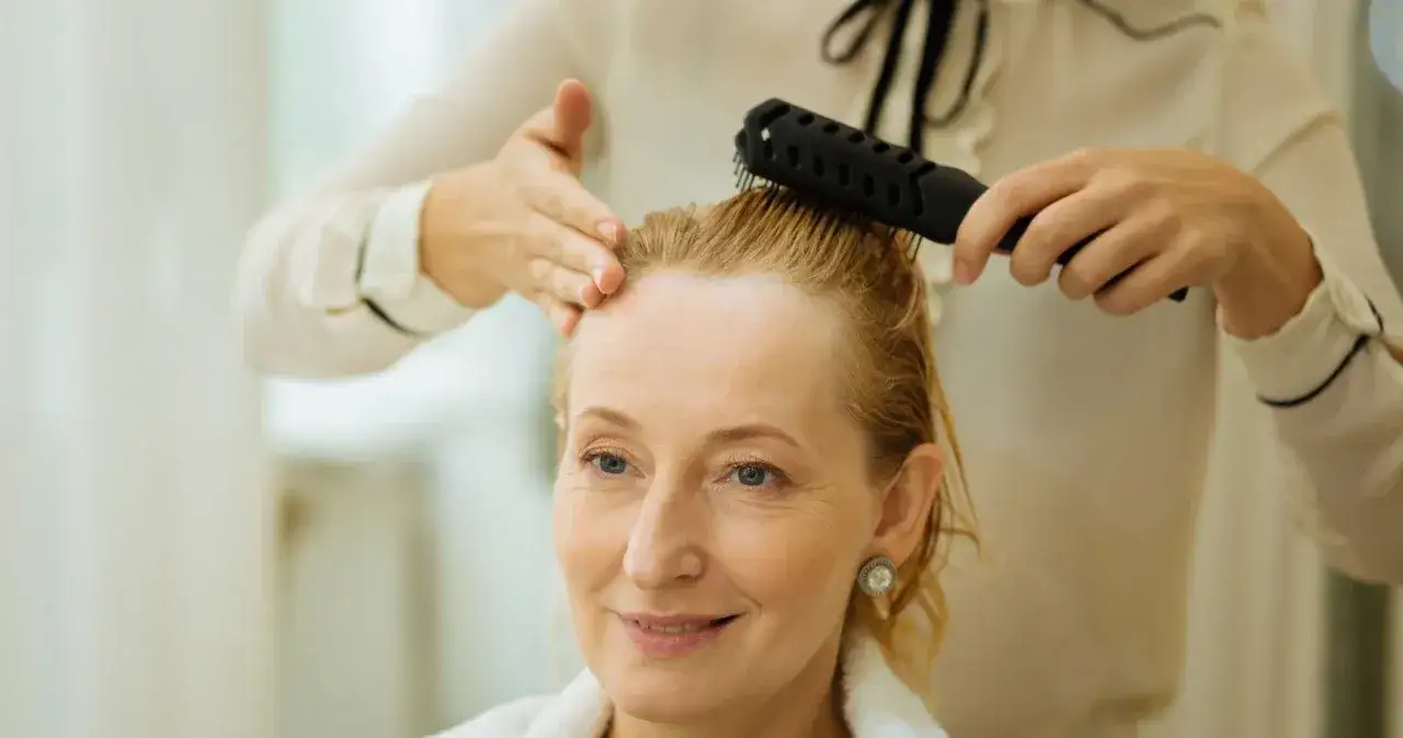 Zdjęcie Fryzury, które odmładzają po 50 – wybierz idealny styl dla siebie