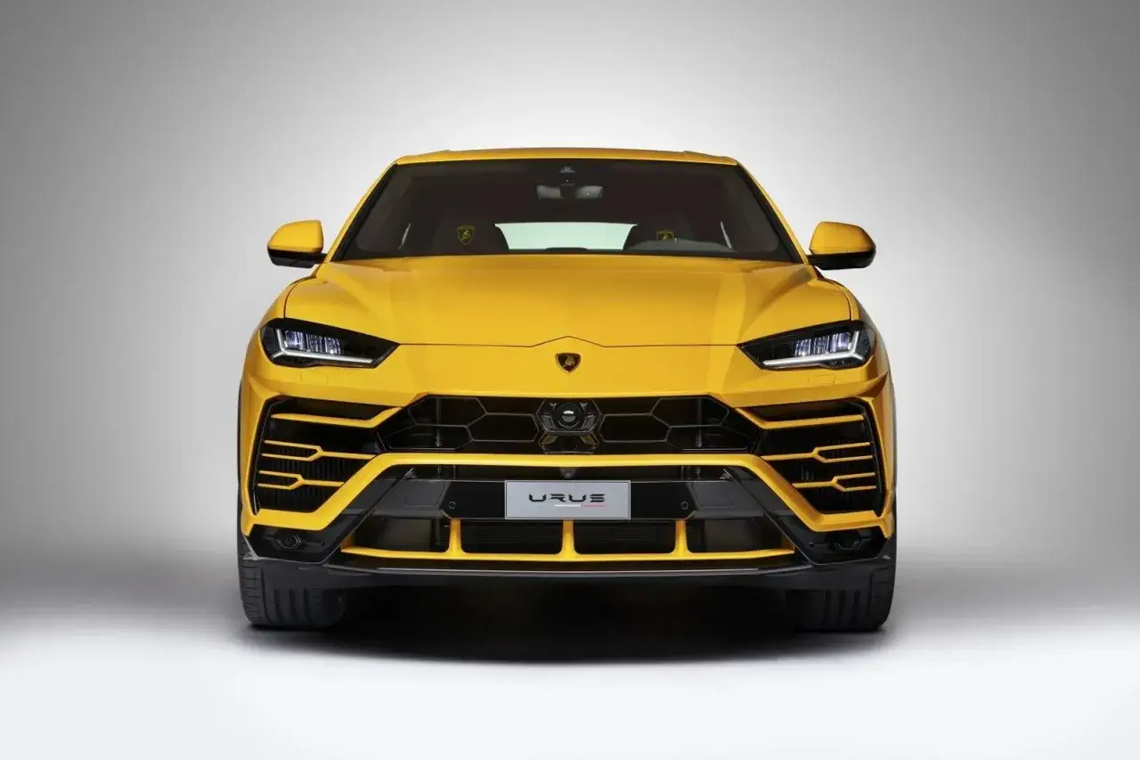 Traktor Ursus, samochód UAZ, Lamborghini Urus