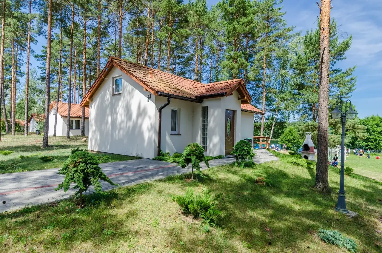 Bory Tucholskie: urokliwe domki letniskowe z widokiem na jezioro. Idealne miejsce na noclegi nad jeziorem.