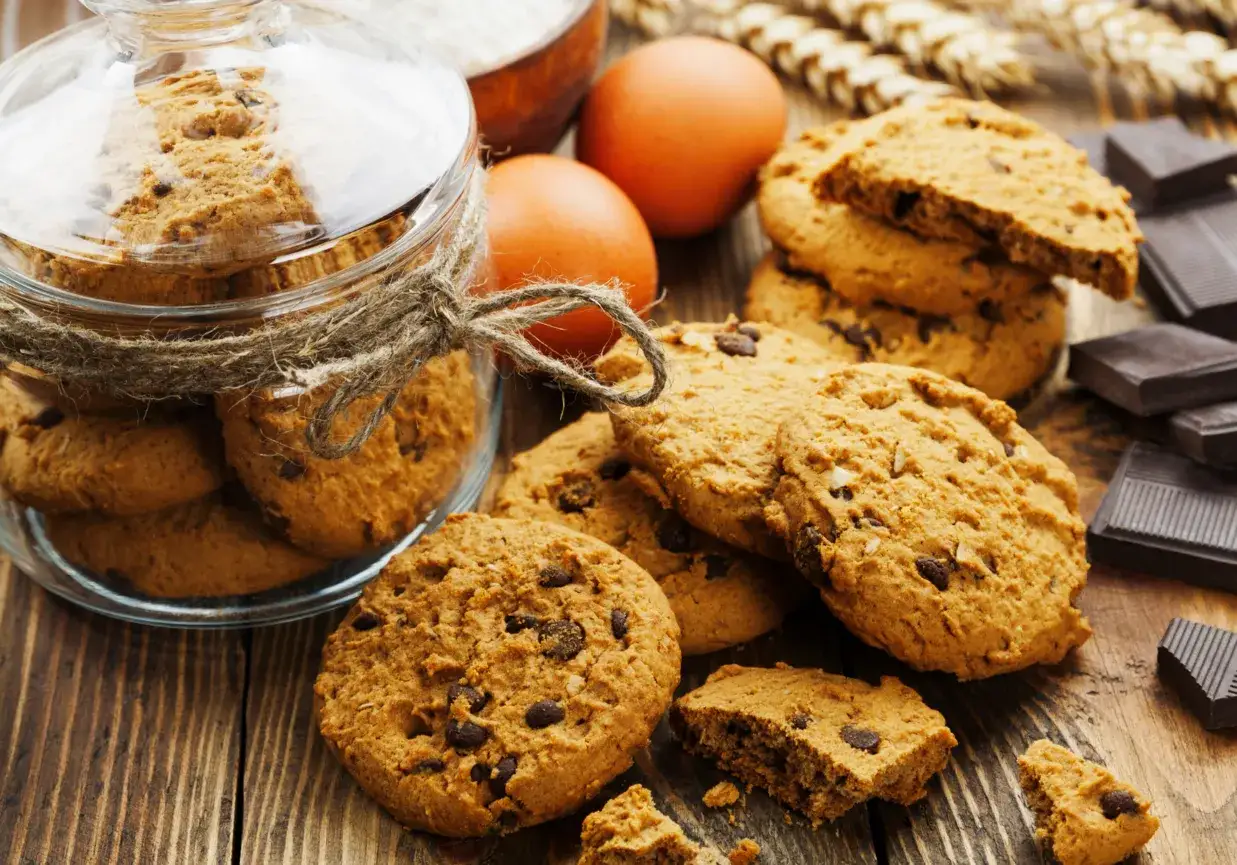 Składniki na ciastka Pieguski na drewnianym stole