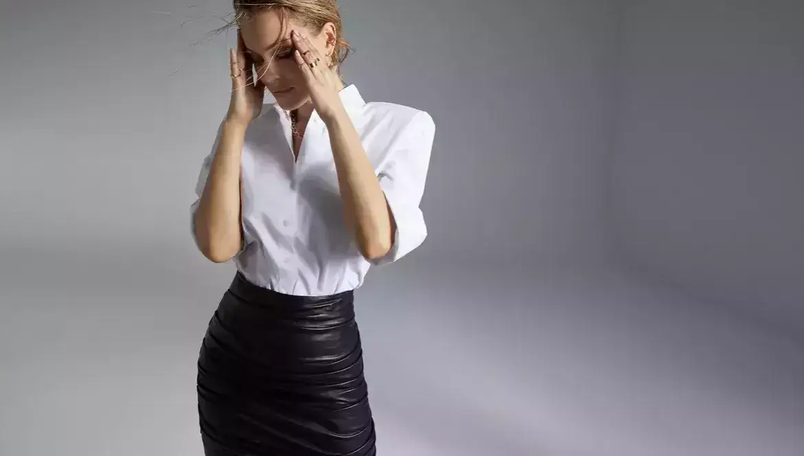 Biała koszula skórzana spódnica stylizacje