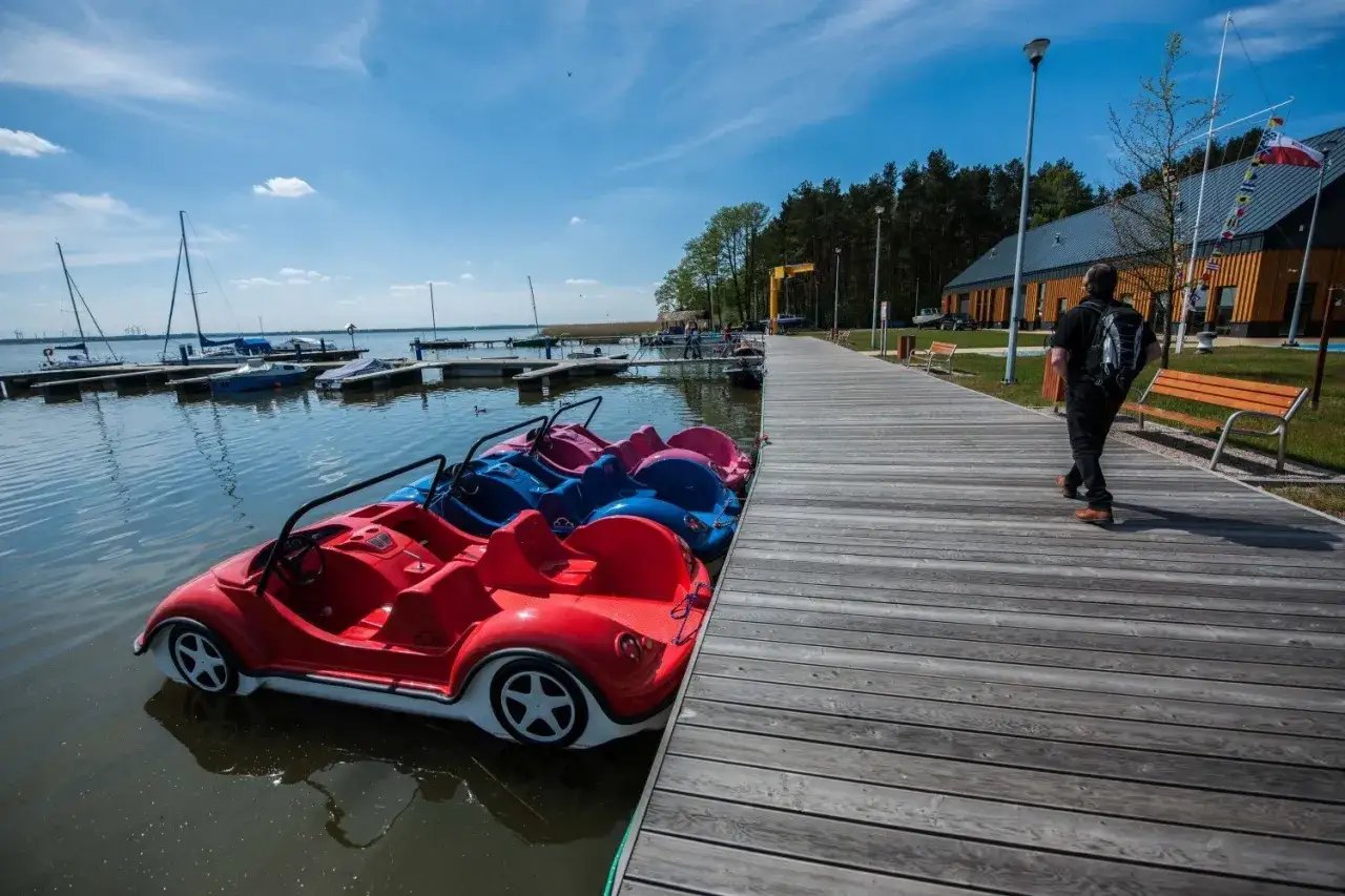 Kolorowe rowerki wodne czekają na plaży w Dąbkach. Warto tu przyjechać na wakacje!