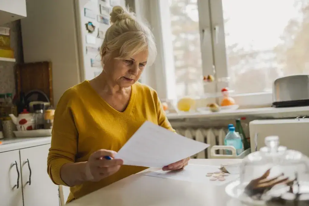 Zdjęcie Co przysługuje emerytom po 60 roku życia? Odkryj ważne świadczenia