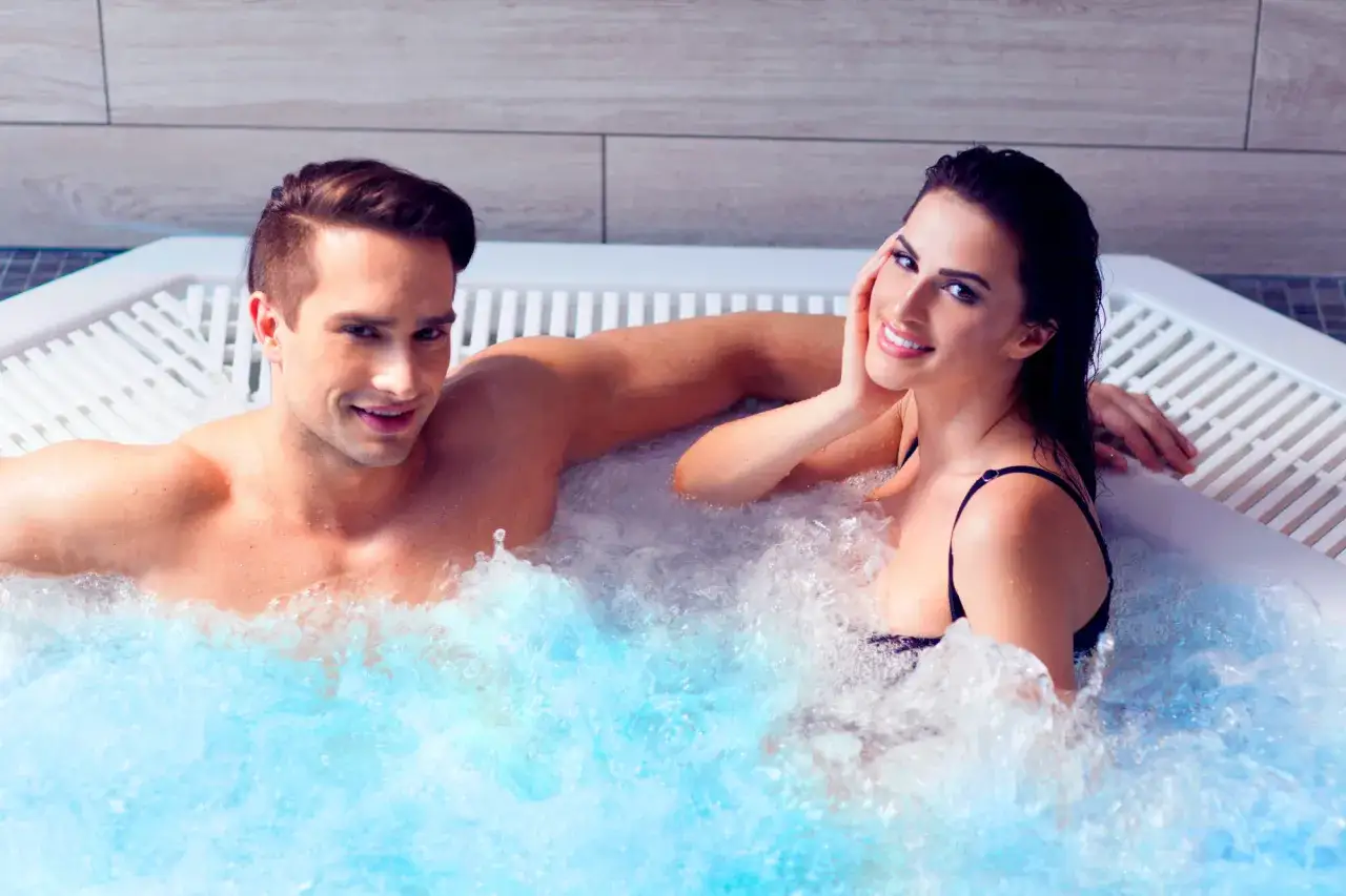 Para w spa, masaż dla dwojga, relaks w jacuzzi