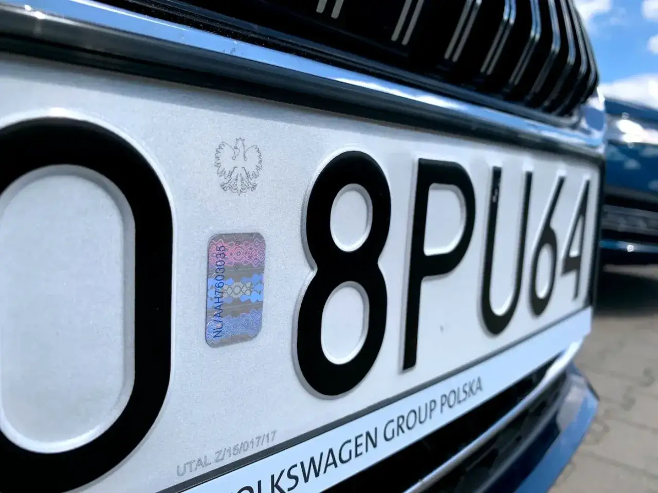 Tablica rejestracyjna z numerem 08PU64. Zastanawiasz się, ile trwa rejestracja samochodu w urzędzie?