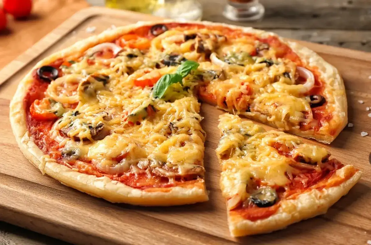 Pyszna pizza z ciągnącym serem, pomidorami i oliwkami, jak z Pizza Hut, na drewnianej desce.