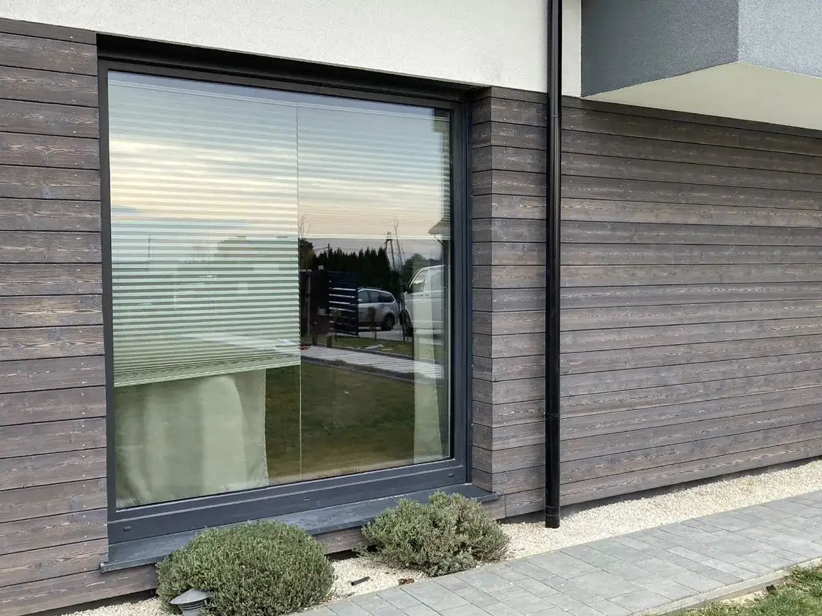 Elegancka elewacja z opalanej deski. Zastanawiasz się, czym pomalować opalane drewno, by zachować jego piękno?