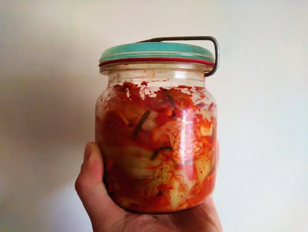 kimchi fermentujące w słoikach