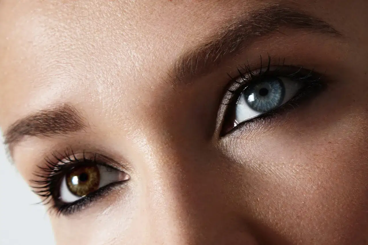 Oczy z heterochromią centralną: jedno błękitne, drugie brązowe. Makijaż podkreśla ich unikalność.