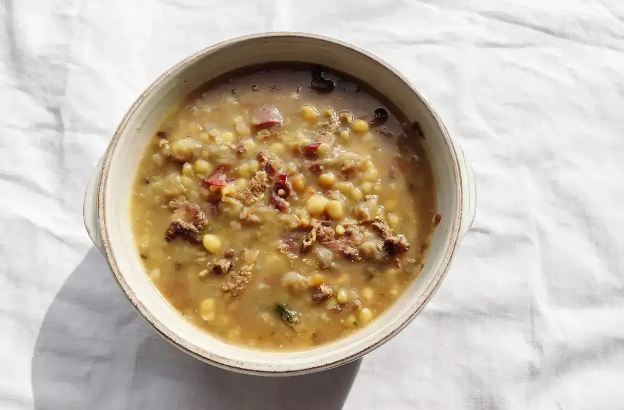 kremowa i aromatyczna grochówka w misce