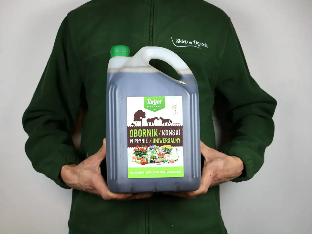Jak zrobić płynny nawóz z obornika granulowanego? Oto butelka nawozu końskiego w płynie, idealna do Twojego ogrodu.