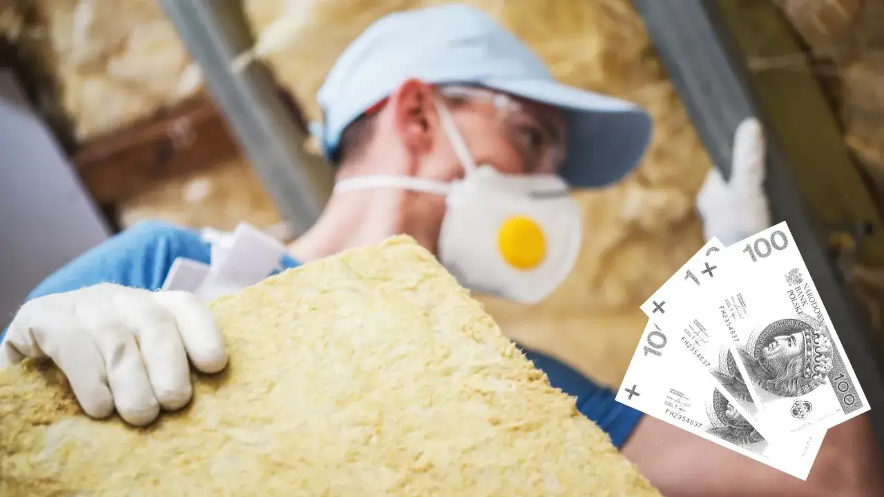 Pracownik w masce i rękawiczkach trzyma wełnę mineralną, zastanawiając się, czym ciąć wełnę mineralną, by zaoszczędzić.