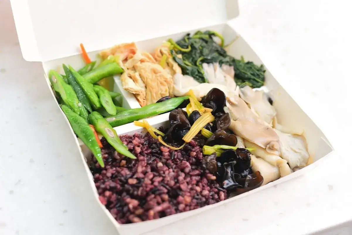 Zdrowe przekąski w pudełku: ciemny ryż, fasolka szparagowa, grzyby mun, pieczarki i zielone warzywa. Idealne na lunch!