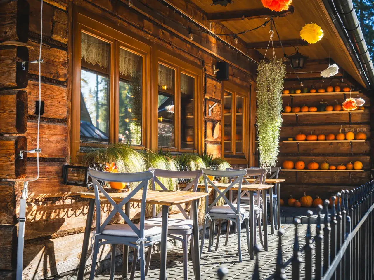 Przytulna restauracja Bac&oacute;wka Chyżne zaprasza na jesienne przysmaki. Drewniana chata, dynie i kwiaty tworzą niepowtarzalny klimat.