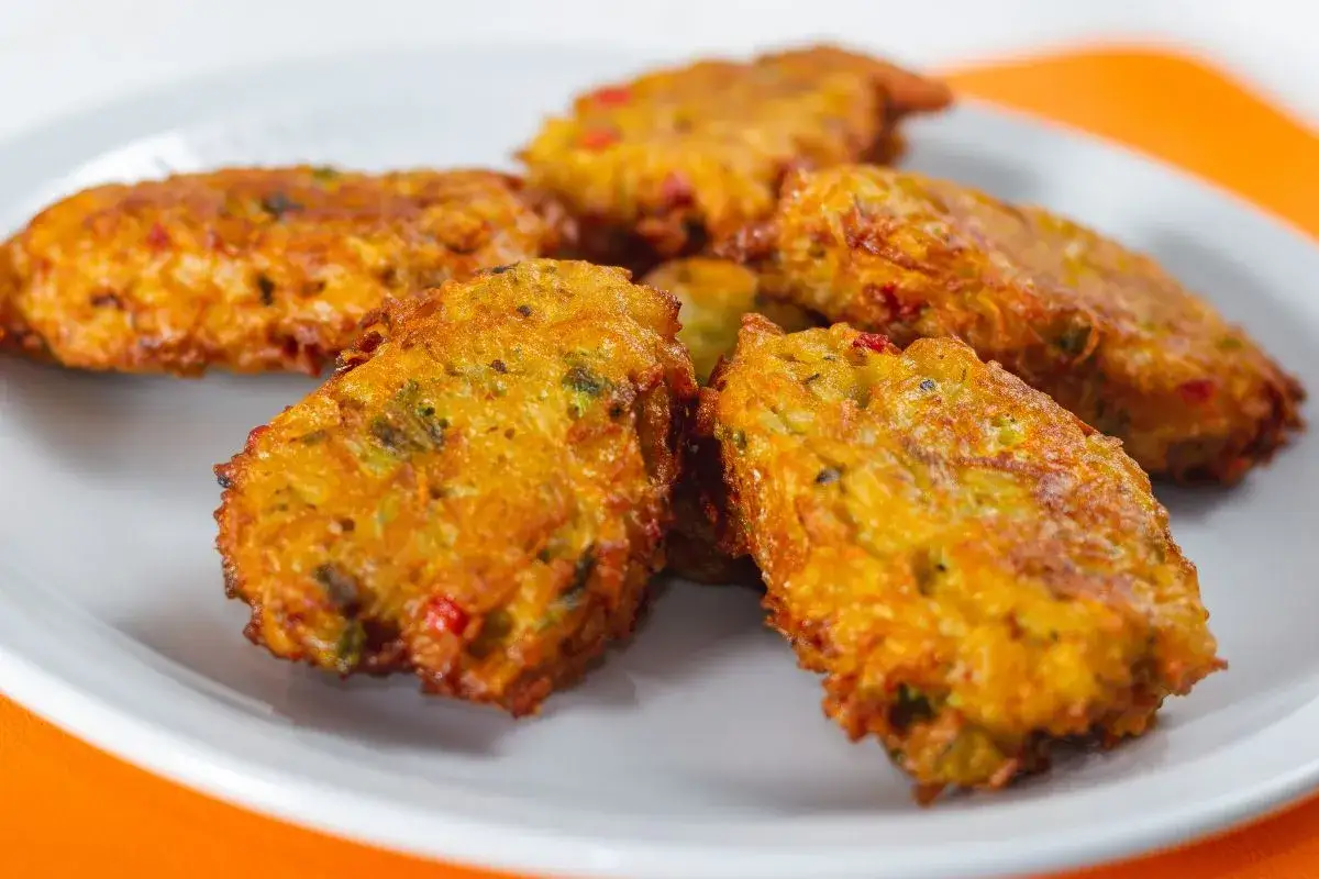 Placuszki z ugotowanym mięsem z rosołu. 5 pomysłów na bezresztkowe dania drobiowe.