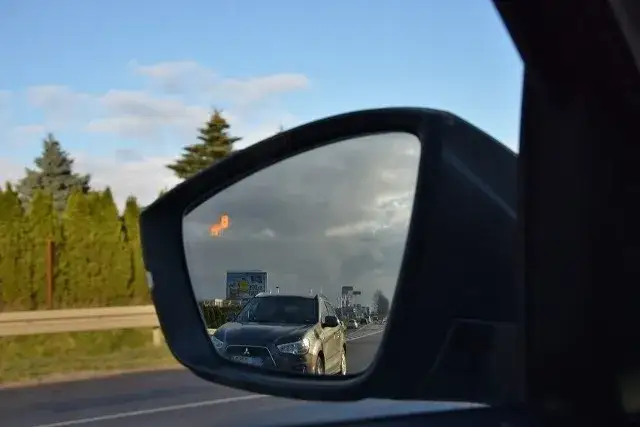 porównanie ustawienia lusterek tradycyjne vs szerokie pole widzenia