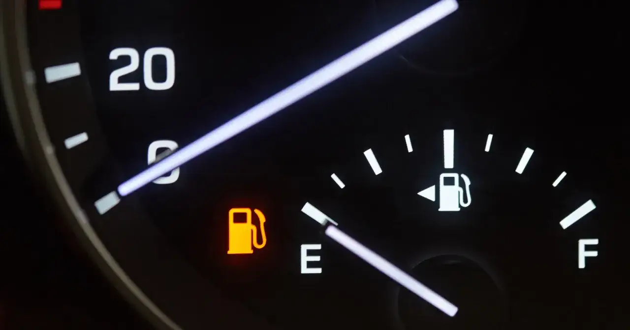 Wskaźnik paliwa w Peugeot 107 pokazuje niski poziom. Czas na tankowanie, aby uniknąć pustego baku.